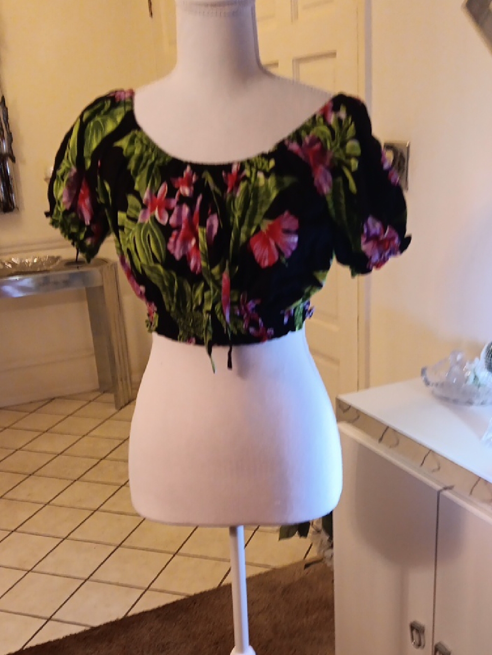 Black Tropical Floral Cropped Puff-Sleeve Top